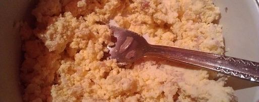 Шаг 2: фаршированных яиц сливочным сыром и черной икрой