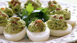 Рецепт Яиц, фаршированных гуакамоле с беконом