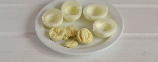 Шаг 3: яиц, фаршированных крабовым салатом