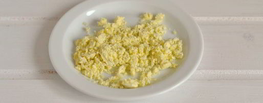 Шаг 4: яиц, фаршированных крабовым салатом