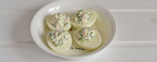 Шаг 7: яиц, фаршированных крабовым салатом