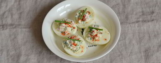 Шаг 8: яиц, фаршированных крабовым салатом