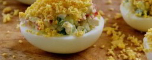 Шаг 6: яиц, фаршированных крабовыми палочками и огурцом