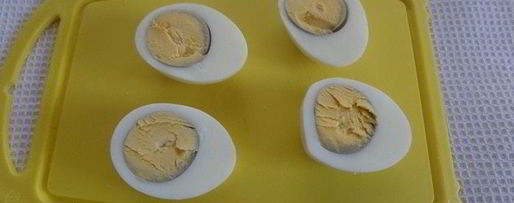 Шаг 1: яиц, фаршированных крабовыми палочками