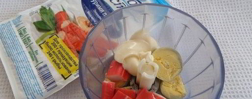 Шаг 2: яиц, фаршированных крабовыми палочками