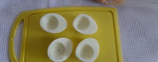 Шаг 4: яиц, фаршированных крабовыми палочками