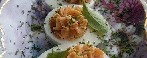 Шаг 6: яиц, фаршированных крабовыми палочками