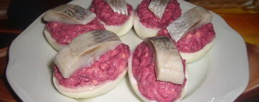 Шаг 1: яиц, фаршированных сельдью и свеклой