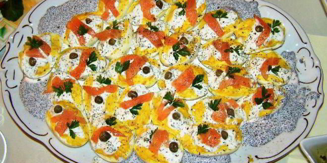 Рецепт яиц фаршированных семгой с икорным соусом