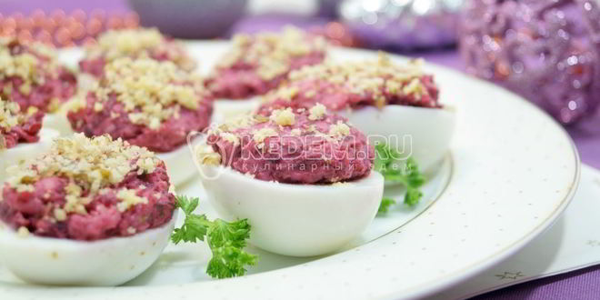 Рецепт яиц, фаршированных свеклой и орехами