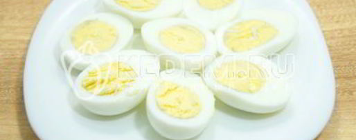 Шаг 1: яиц, фаршированных свеклой и орехами