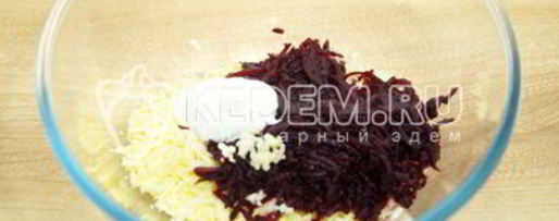 Шаг 3: яиц, фаршированных свеклой и орехами