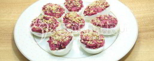 Шаг 5: яиц, фаршированных свеклой и орехами