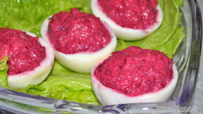 Рецепт Яиц, фаршированных свеклой и селедкой