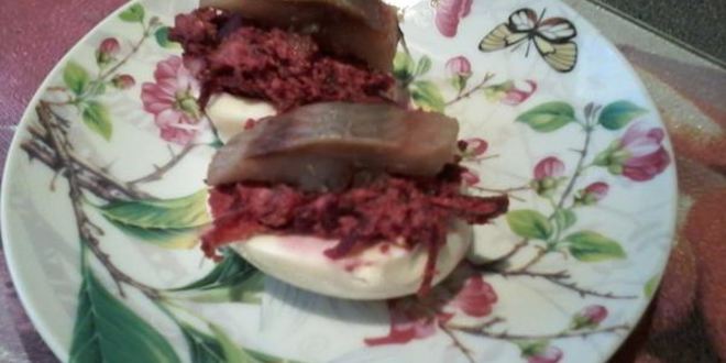 Рецепт яиц, фаршированных свеклой с сельдью