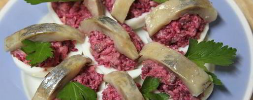 Шаг 3: яиц, фаршированных свеклой с сельдью