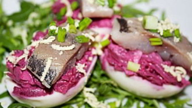 Рецепт Яиц фаршированных свеклой, сыром и сельдью