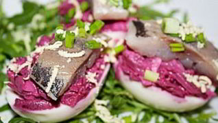 Рецепт Яиц фаршированных свеклой, сыром и сельдью