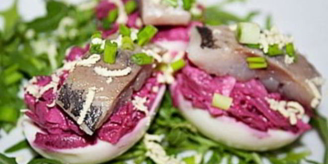 Рецепт яиц фаршированных свеклой, сыром и сельдью