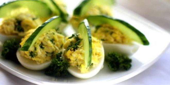 Рецепт яиц, фаршированных сыром и чесноком