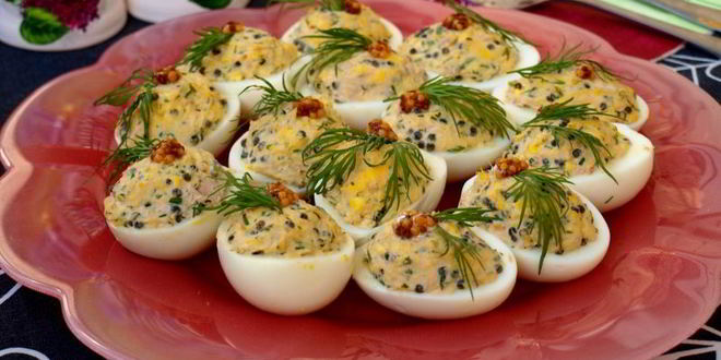 Рецепт яиц фаршированных тунцом и икрой из водорослей