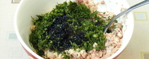 Шаг 1: яиц фаршированных тунцом и икрой из водорослей