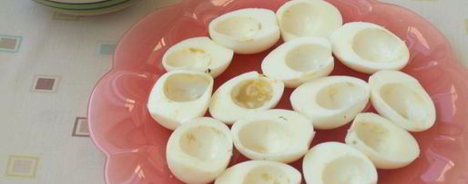 Шаг 2: яиц фаршированных тунцом и икрой из водорослей