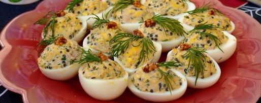 Шаг 4: яиц фаршированных тунцом и икрой из водорослей