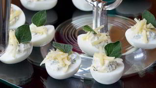 Рецепт Яиц цесарки, фаршированные сыром и тархуном