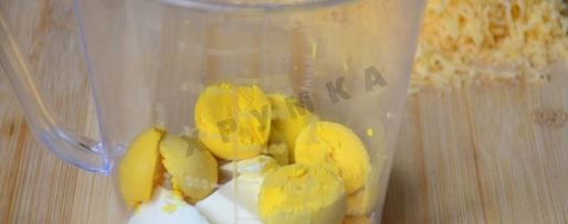 Шаг 2: закуски яйца фаршированные зеленью с твердым сыром