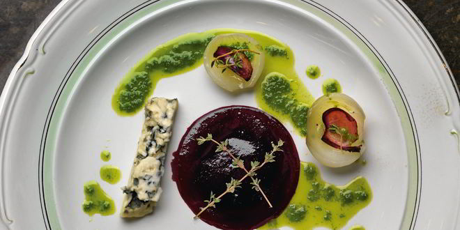 Рецепт голубого сыра с луком и черничным соусом