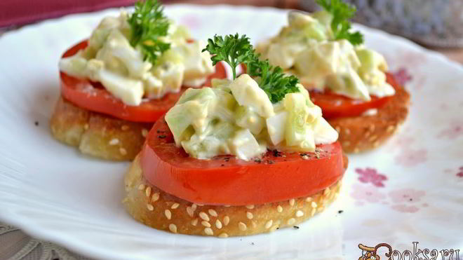 Рецепт Чесночных гренков с помидорами и яично-огуречным салатом