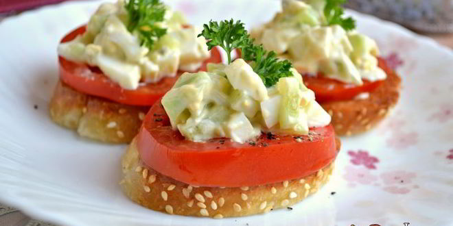 Рецепт чесночных гренков с помидорами и яично-огуречным салатом