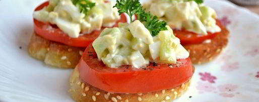 Шаг 5: чесночных гренков с помидорами и яично-огуречным салатом