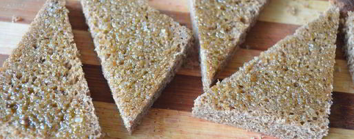 Шаг 1: гренков из черного хлеба с кунжутом