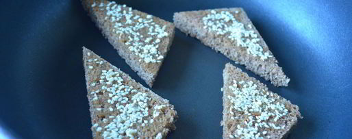 Шаг 3: гренков из черного хлеба с кунжутом