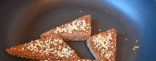 Шаг 4: гренков из черного хлеба с кунжутом