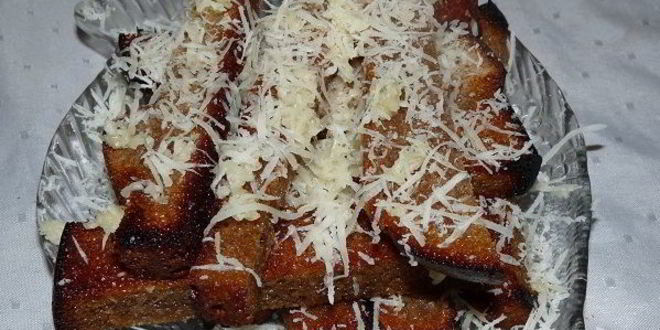 Рецепт гренков из черного хлеба с сыром и чесноком