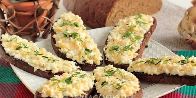 Рецепт гренков из черного хлеба с сыром и яйцом