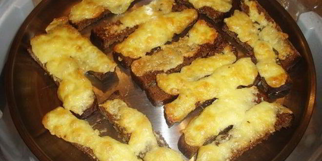 Рецепт гренков из черного хлеба с сыром