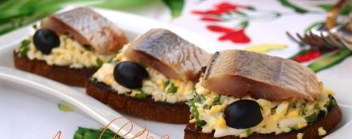 Шаг 3: гренков из ржаного хлеба с сельдью