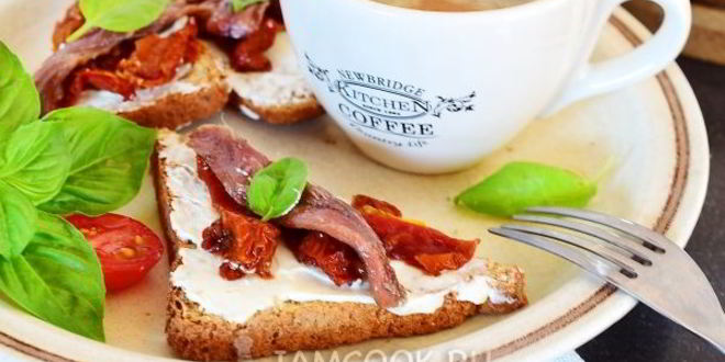 Рецепт гренков с анчоусами, вялеными томатами и сливочным сыром