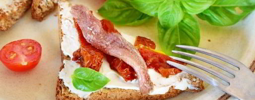 Шаг 14: гренков с анчоусами, вялеными томатами и сливочным сыром