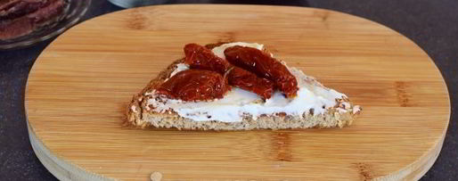 Шаг 9: гренков с анчоусами, вялеными томатами и сливочным сыром