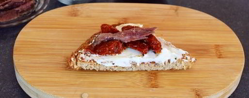 Шаг 10: гренков с анчоусами, вялеными томатами и сливочным сыром