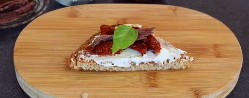 Шаг 11: гренков с анчоусами, вялеными томатами и сливочным сыром