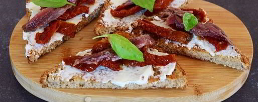 Шаг 12: гренков с анчоусами, вялеными томатами и сливочным сыром