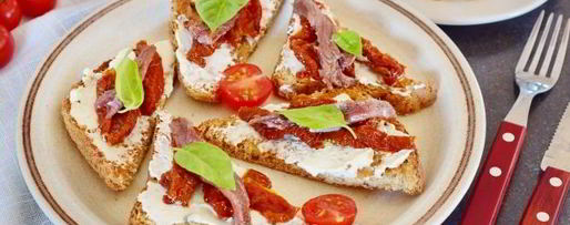 Шаг 13: гренков с анчоусами, вялеными томатами и сливочным сыром