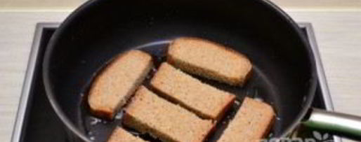 Шаг 1: гренков с чесноком и сыром