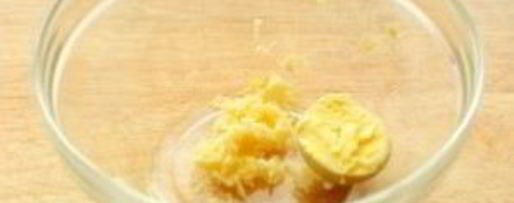 Шаг 4: гренков с чесноком и яйцом